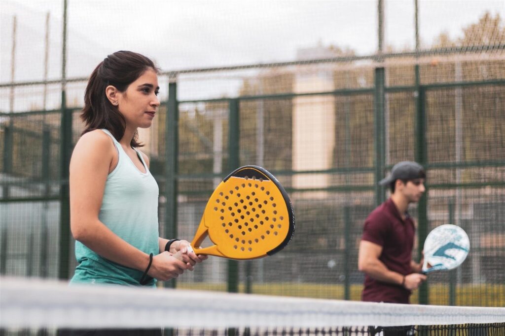 zwei menschen spielen padel tennis zwei menschen spielen padel tennis