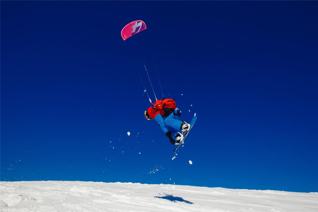 mann beim snowkiten mann beim snowkiten