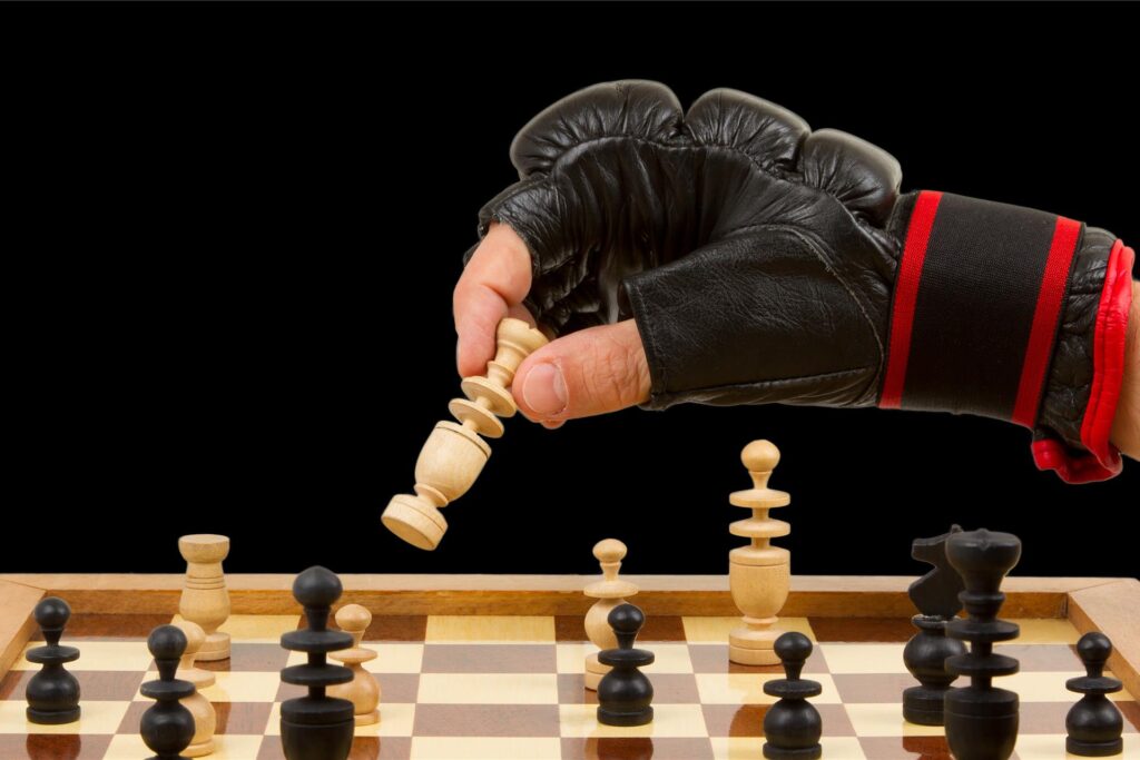 hand mit boxhandschuh spielt schach hand mit boxhandschuh spielt schach