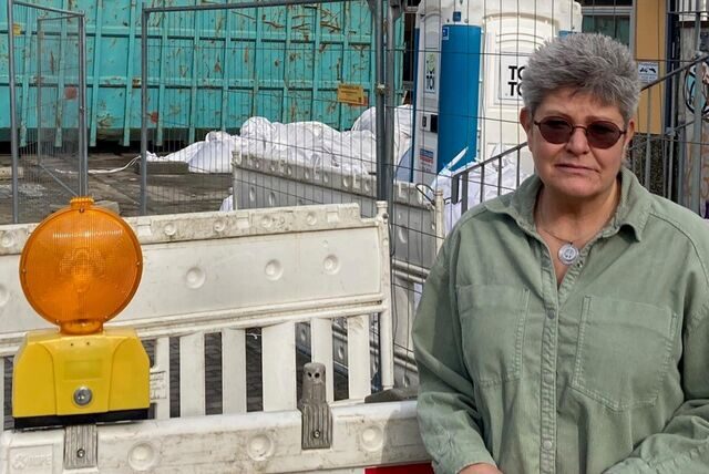 Kita-Leiterin Ira Kersebaum vor dem Gebäudetrakt an der Lindemannstraße, der bald durch einen Neubau ersetzt werden soll.