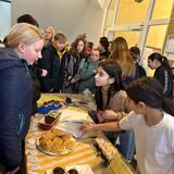 Schüler verkaufen in der Pause Kuchen für eine Spendenaktion.
