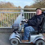 Karlheinz Rauhut (85) ist jeden Tag an der Emscher unterwegs. Die Wege sind aber zurzeit blockiert durch verschiedene Bauarbeiten.