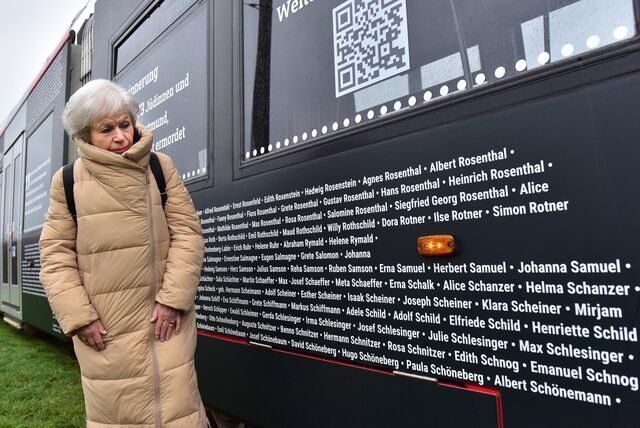 An der neuen #WeRemember-Bahn von DSW21 stehen 1.973 Namen der Holocaust-Opfer aus Dortmund. Aus der Familie von Barbara Samuel sind ebenfalls Namen auf die Stadtbahn gedruckt.