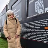 An der neuen #WeRemember-Bahn von DSW21 stehen 1.973 Namen der Holocaust-Opfer aus Dortmund. Aus der Familie von Barbara Samuel sind ebenfalls Namen auf die Stadtbahn gedruckt.