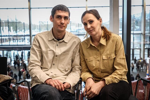 Milana und Viktor, beide aus der Ukraine geflüchtet und gut ausgebildet, wollen nach dem Sprachkurs auf Arbeitssuche gehen.