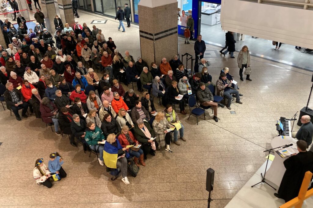 200 Marler und Geflüchtete aus der Ukraine fanden sich zum ökumenischen Friedensgebet im Marler Stern zusammen. Pfarrer Thomas Luther begleitete es musikalisch. 200 Marler und Geflüchtete aus der Ukraine fanden sich zum ökumenischen Friedensgebet im Marler Stern zusammen. Pfarrer Thomas Luther begleitete es musikalisch.