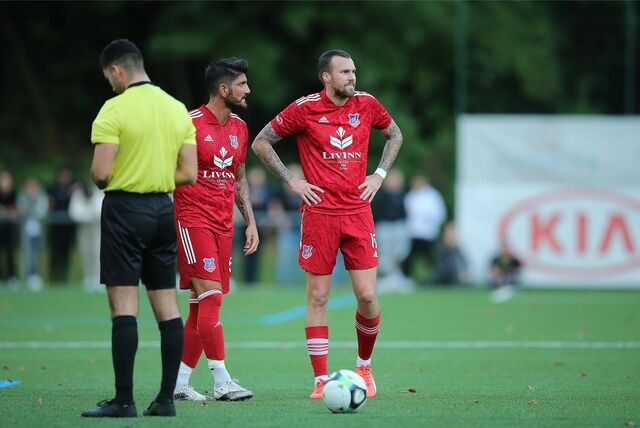 Vor 1269 zahlenden Zuschauern in Castrop-Rauxel spielte Kevin Großkreutz (r) im September 2021 mit dem TuS Bövinghausen gegen den SV Wacker Obercastrop und gewann mit 2:0.