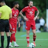 Vor 1269 zahlenden Zuschauern in Castrop-Rauxel spielte Kevin Großkreutz (r) im September 2021 mit dem TuS Bövinghausen gegen den SV Wacker Obercastrop und gewann mit 2:0.