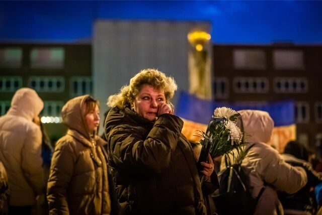 Bei der großen Pro-Ukraine-Demonstration am Freitagabend zum Jahrestag von Russlands Überfall auf die Ukraine flossen viele Tränen auf dem Friedensplatz.