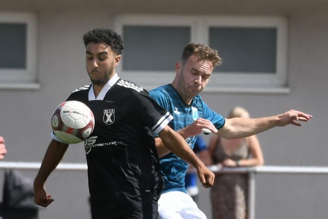 Das Kreisliga-B-Derby der SG Castrop II (schwarze Hemden) beim SV Wacker Obercastrop II wird nicht angepfiffen.