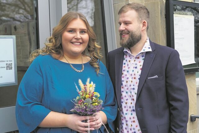 Sarah Relouw und Tim Hendrik Braun haben sich im Waltroper Rathaus das Jawort gegeben; sie stehen vor der Eingangstür zum Rathaus.