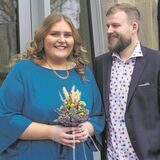 Sarah Relouw und Tim Hendrik Braun haben sich im Waltroper Rathaus das Jawort gegeben; sie stehen vor der Eingangstür zum Rathaus.