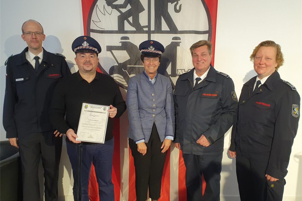 Im Herbst 2021 wurde Barbara Bohner (M.) zusammen mit Gastronom Milo Starcevic (2.v.l.) vom Leiter der Feuerwehr, Brandrat Gerd Pokorny (2.v.r.) und seinen Stellvertretern Sandra Zollhofer und Michael Wolters zur Ehrenbrandmeisterin ernannt. Im Herbst 2021 wurde Barbara Bohner (M.) zusammen mit Gastronom Milo Starcevic (2.v.l.) vom Leiter der Feuerwehr, Brandrat Gerd Pokorny (2.v.r.) und seinen Stellvertretern Sandra Zollhofer und Michael Wolters zur Ehrenbrandmeisterin ernannt.