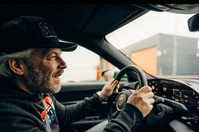 Sidney Hoffmann am Steuer seines Porsche Taycan. In der neuen Staffel seiner Serie wird er unter anderem einen Porsche-Sammler beuschen.