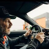 Sidney Hoffmann am Steuer seines Porsche Taycan. In der neuen Staffel seiner Serie wird er unter anderem einen Porsche-Sammler beuschen.