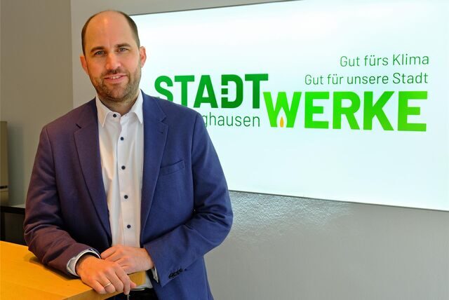 Im Vordergrund steht Stadtwerke-Geschäftsführer Oliver Kleine, im Hintergrund ist das Logo der Stadtwerke zu erkennen.