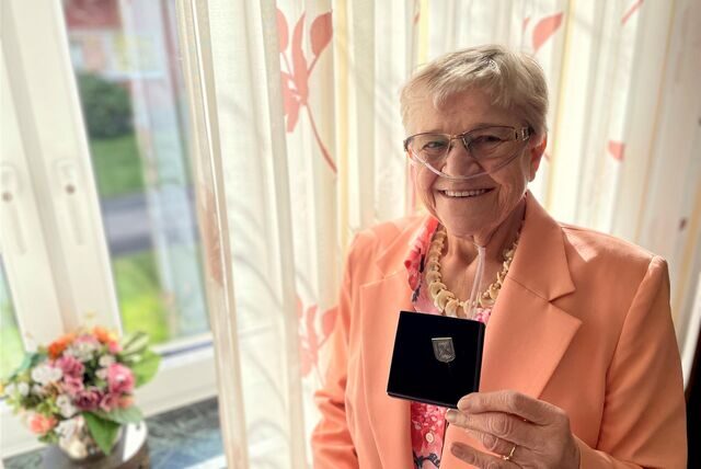 Gertrud Galewski hat die Ehrennadel der Stadt Castrop-Rauxel erhalten.