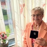 Gertrud Galewski hat die Ehrennadel der Stadt Castrop-Rauxel erhalten.
