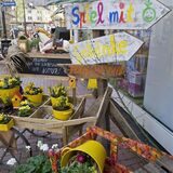 Bunte Schilder und Blumen für den Frühlingsmarkt stehen vor einem Schaufenster in Castrop-Rauxel.