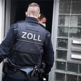 Ein Mann vom Zoll geht in ein Haus.
