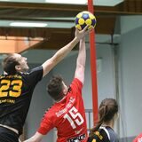 Der Schweriner KC (rote Hemden) verteidigte Platz eins durch ein 20:20 gegen die SG Pegasus Rommerscheid (schwarze Hemden).