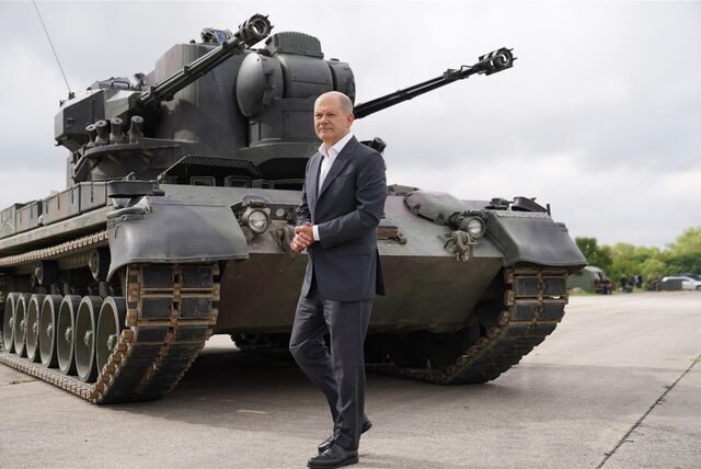 Bundeskanzler Olaf Scholz (SPD) besucht auf dem Truppenübungsplatz das Ausbildungsprogramm für ukrainische Soldaten an dem Flugabwehrkanonenpanzer Gepard und geht an einem Gepard-Panzer vorbei.