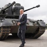 Bundeskanzler Olaf Scholz (SPD) besucht auf dem Truppenübungsplatz das Ausbildungsprogramm für ukrainische Soldaten an dem Flugabwehrkanonenpanzer Gepard und geht an einem Gepard-Panzer vorbei.