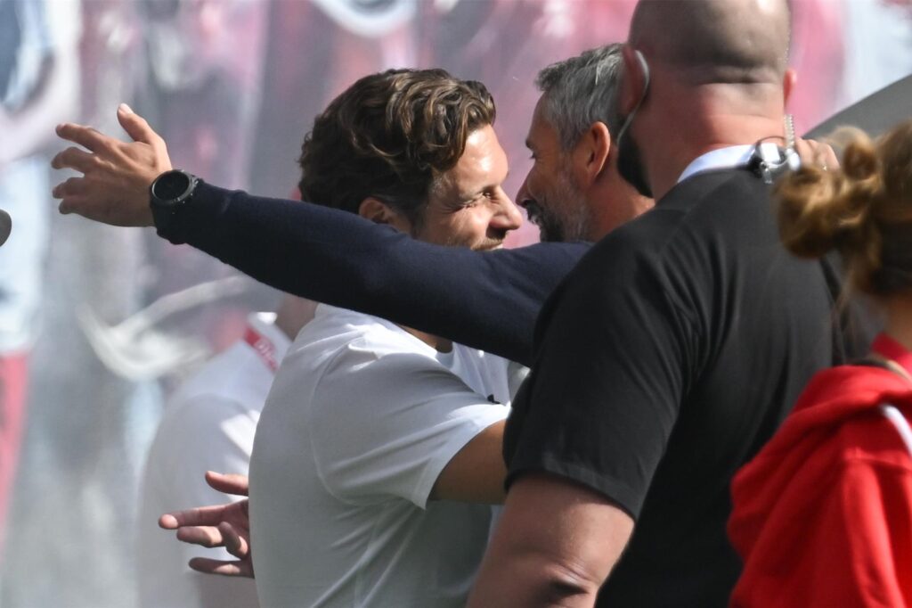 Edin Terzic und Marco Rose umarmen sich. Edin Terzic und Marco Rose umarmen sich.