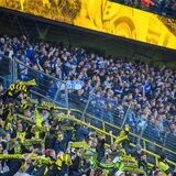 BVB- und Schalke-Anhänger im Fanblock.