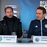Sascha Rammel (l.) freut sich beim Trainer-Talk mit HSC-Pressesprecher Daniel Dukic (M.) über drei Punkte, Benjamin Hartlieb ärgert sich über die Niederlage.