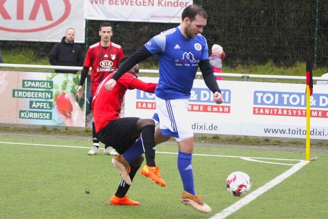 Souveräner Auftritt: Christian Heine (r.) und die SG Horneburg untermauerten mit einem deutlichen Sieg die Tabellenführung in der Kreisliga C3.