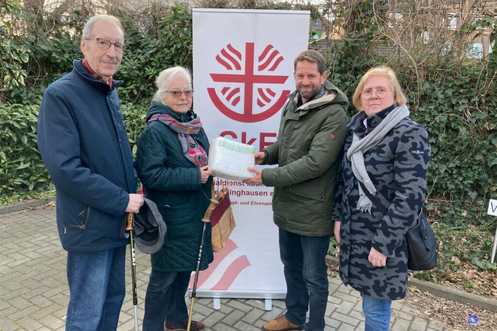 Hubert Stappert und Adelheid Dördelmann-Stappert (v.l.) übergeben in Recklinghausen symbolisch ein Windel-Paket an Tafel-Leiter Daniel Ruppert und die SkF-Vorsitzende Jutta Beeking Hubert Stappert und Adelheid Dördelmann-Stappert (v.l.) übergeben in Recklinghausen symbolisch ein Windel-Paket an Tafel-Leiter Daniel Ruppert und die SkF-Vorsitzende Jutta Beeking