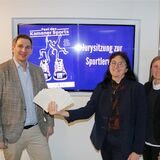 Es ist abgestimmt: Kamens Bürgermeisterin Elke Kappen hält die 30 Stimmzettel in der Hand, die Sportverbands-Geschäftsführer Markus Steinhoff jetzt auszählt; Jennifer Kaleja (r., Sparkasse Unna/Kamen) und Mareike Füllner (l., GSW).