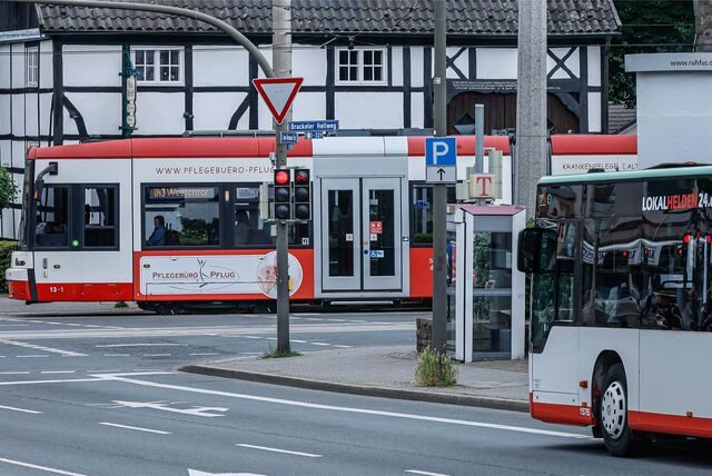 Nach einem Raub in einer Straßenbahn sucht die Polizei Dortmund nach Zeugen. (Symbolbild)