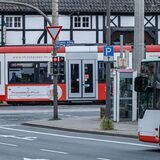 Nach einem Raub in einer Straßenbahn sucht die Polizei Dortmund nach Zeugen.  (Symbolbild)