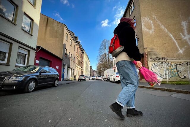 Eine Passantin überquert die Zimmerstraße in der Dortmunder Nordstadt. In einer Wohnung in der Straße hielt eine Frau 41 Hunde – bis die Behörden einschritten.