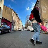 Eine Passantin überquert die Zimmerstraße in der Dortmunder Nordstadt. In einer Wohnung in der Straße hielt eine Frau 41 Hunde – bis die Behörden einschritten.