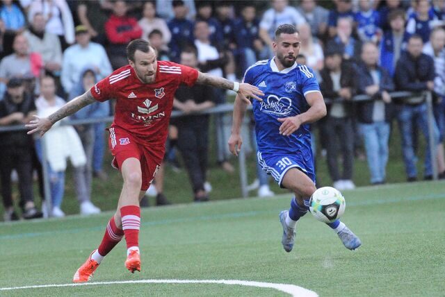 Ende September 2021 trat Kevin Großkreutz (l), hier im Zweikampf mit Serhat Can, beim SV Wacker Obercastrop in einem Westfalenliga-Topspiel auf. Zuletzt sprach er mit den Wacker-Verantwortlichen über ein Wechsel nach Castrop-Rauxel.