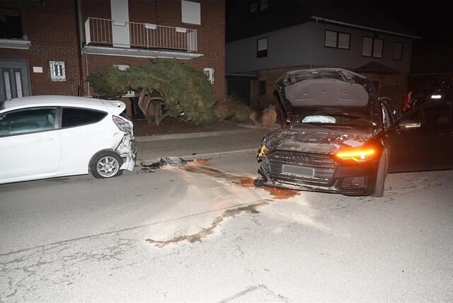 Ein schwarzer Audi steht quer auf der Fahrbahn, Groppenbrucher Straße. Die Warnblinker sind eingeschaltet.