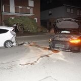 Ein schwarzer Audi steht quer auf der Fahrbahn, Groppenbrucher Straße. Die Warnblinker sind eingeschaltet.
