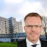 Hubert Claves, Pressesprecher des Prosper-Hospitals in Recklinghausen, in einer Montage mit dem Krankenhausgebäude