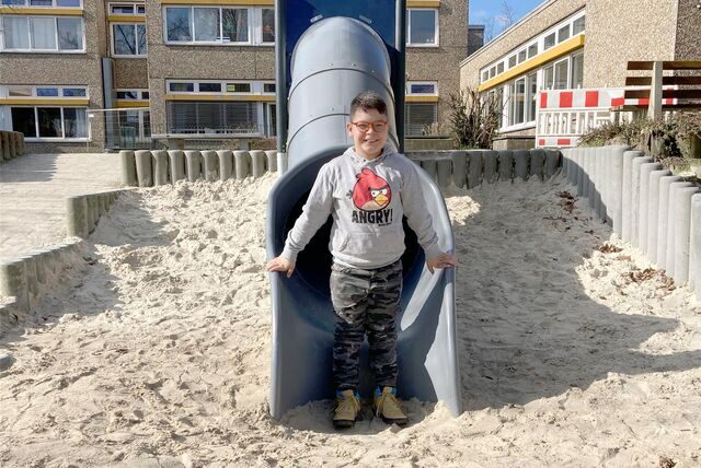 Louis auf der Schufhof-Rutsche der Haldenwangschule.