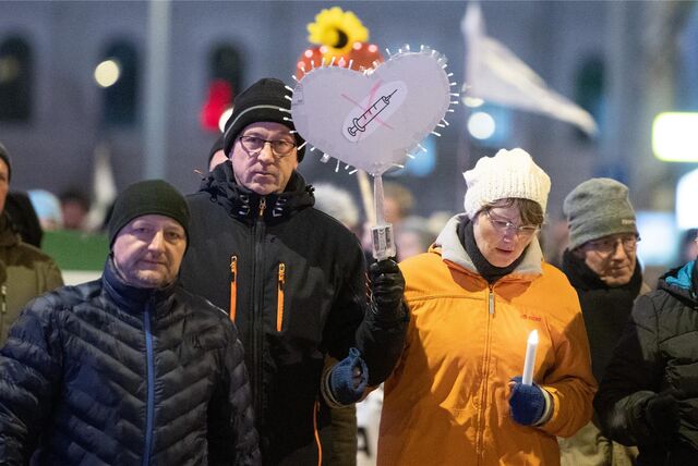 Impfgegner und Kritiker der Corona-Maßnahmen gehen während eines Protest gegen Corona-Maßnahmen im Februar 2022 in Bautzen in Sachsen auf die Straße.