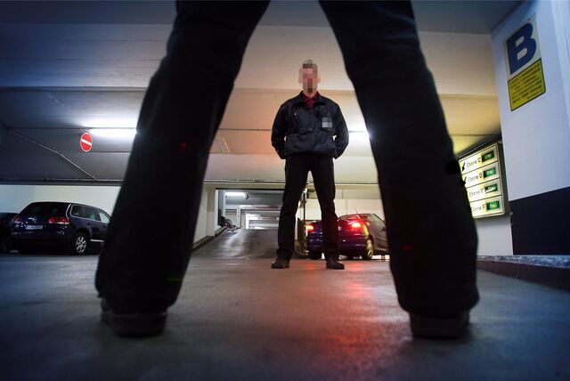 Ein Wachmann in der Tiefgarage Hansastraße.
