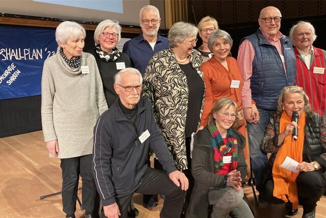 Die Marler Initiative „Zukunft findet Stadt“ wird vom Publikum in der Scharounschule für ihr entschlossenes Eintreten für das Kulturprojekt Marschall 66 gefeiert: (v.l.) Karin Wagner, Heidi Pfeifer, Paul Wagner, Kurt Langer, Hannelore Apitzsch, Frauke Arnold, Monika Kaczerowski, Irene Rasch-Erb, Ulrich Spies, Werner Eisbrenner und Moderatorin Hella Sinnhuber.
