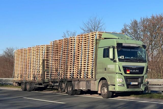 Ein LKW steht an der Mittelplanke der A31 zwischen Schermbeck und Dorsten.
