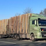 Ein LKW steht an der Mittelplanke der A31 zwischen Schermbeck und Dorsten.