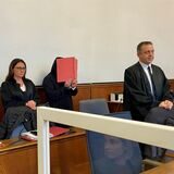 Der Angeklagte zwischen seinen Verteidigern Victoria Grenz und Matthias Düllberg.
