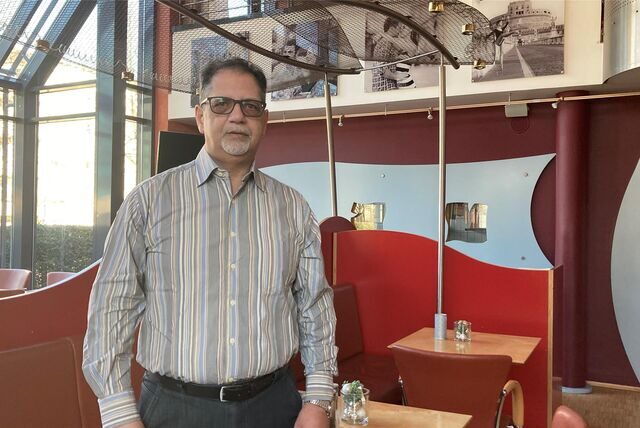 Ein Mann steht in einem Restaurant.