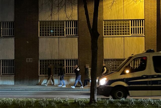 Neonazis haben am Mittwochabend (1.3.) vor der JVA demonstriert.